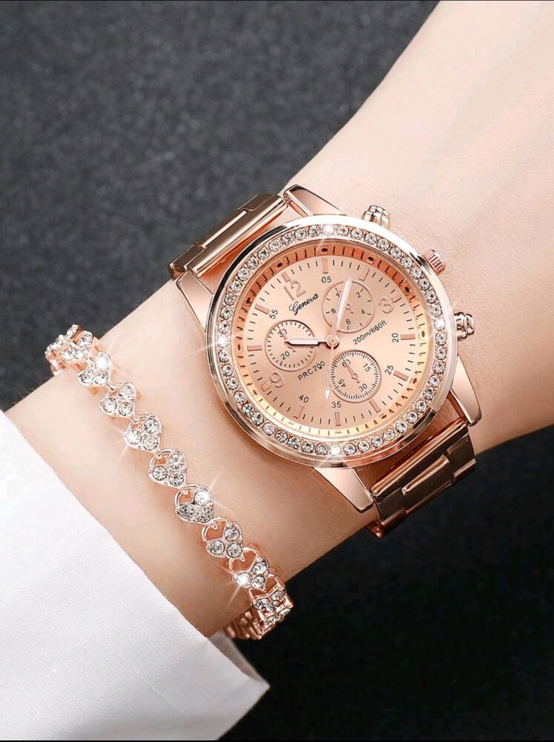 RELOJ CROMADO MUJER REDONDO CON DIAMENTES ALREDEDOR Y PIULSERA CON DIAMANTES CORAZONES R18